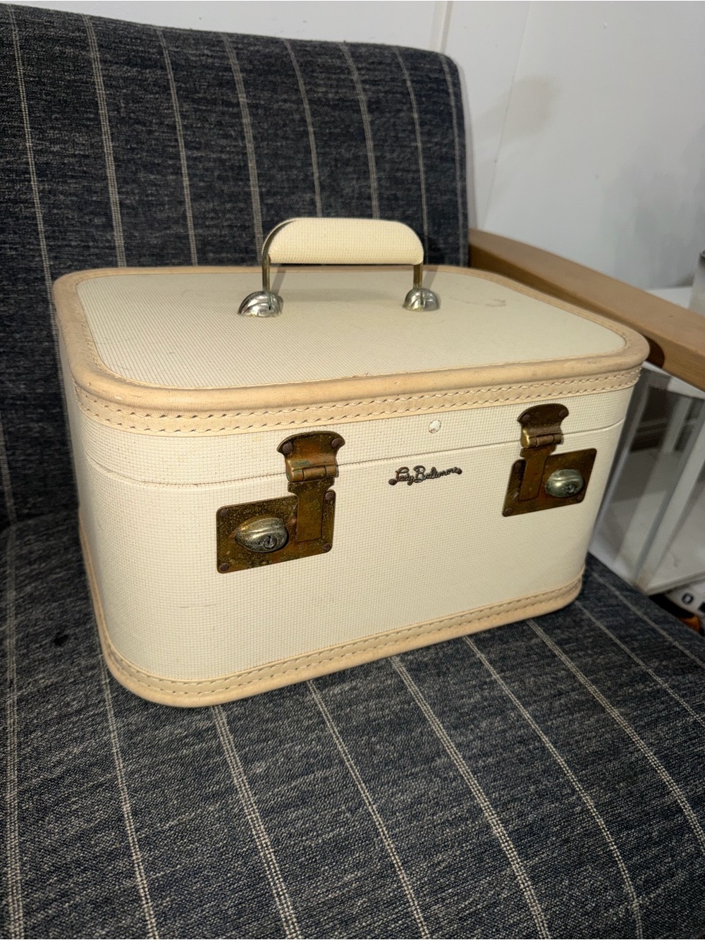 Vintage-Lady Baltimore Make-up/ Jewelry Case in Cream with Brass Hardware RARE